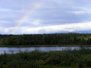Regenbogen über einem See