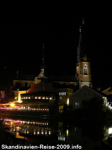 Dom von Uppsala bei Nacht