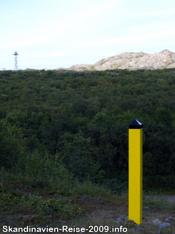 Norwegischer Grenzpfosten und russischer Wachturm