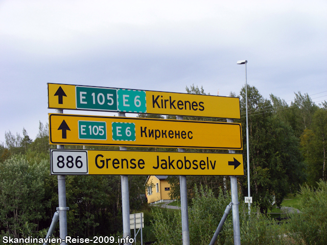 Straßenschild in norwegisch und russisch