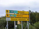 Straßenschild in norwegisch und russisch