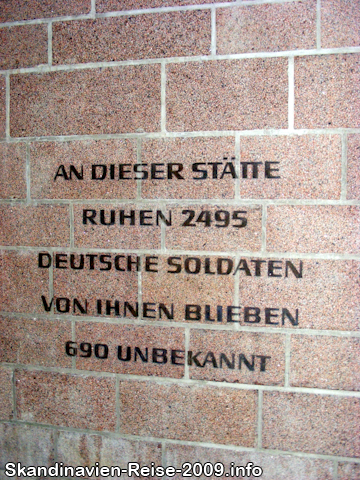 An dieser Stätte ruhen 2495 deutsche Soldaten von ihnen blieben 690 Unbekannt