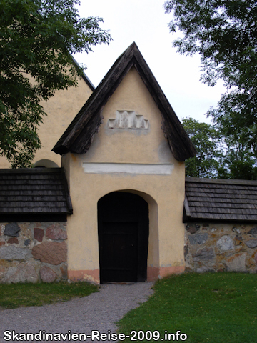 Eingang zur Kirche von Knutby