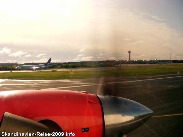 Start der Beechcraft 1900D von Nextjet im hintergrund der Flughafen Stockholm-Arlanda