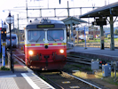 Inlandsbahn fährt in Bahnhof ein