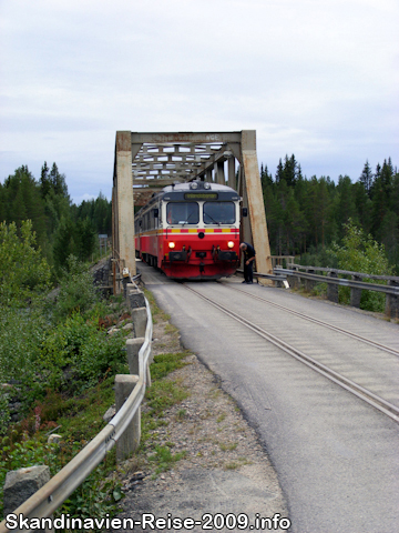Inlandsbahn auf der Brücke über den Pite älv