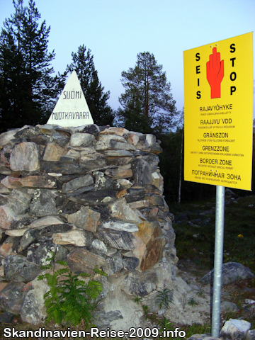 Treriksrøysa und Informationsschild an der Grenze