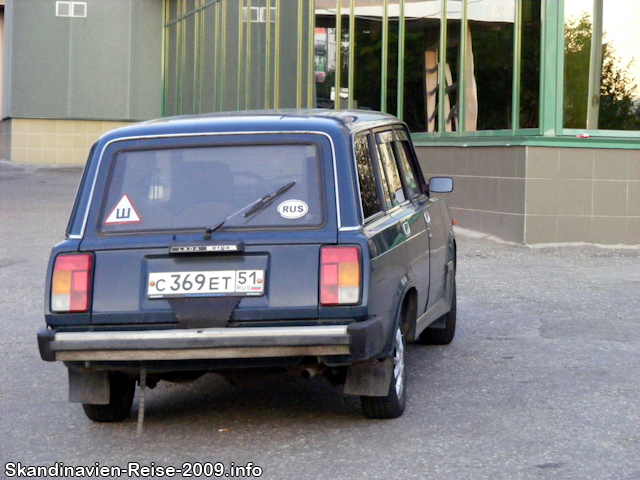 Lada vor dem Hotel