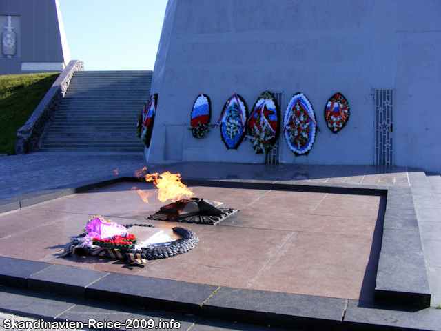 Ewige Flamme vor dem Aljoscha-Denkmal