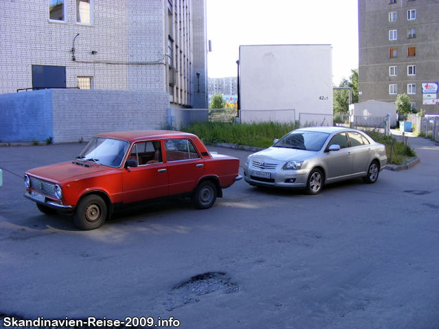 Altes und neues Auto in Murmansk