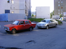 Altes und neues Auto in Murmansk